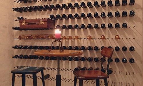 Chloé Bar À Vins - Image 1