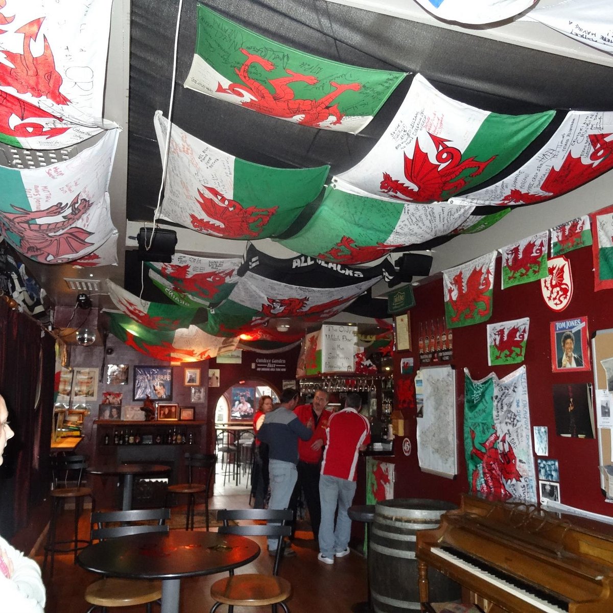 The Welsh Dragon Bar - Thumbnail 2