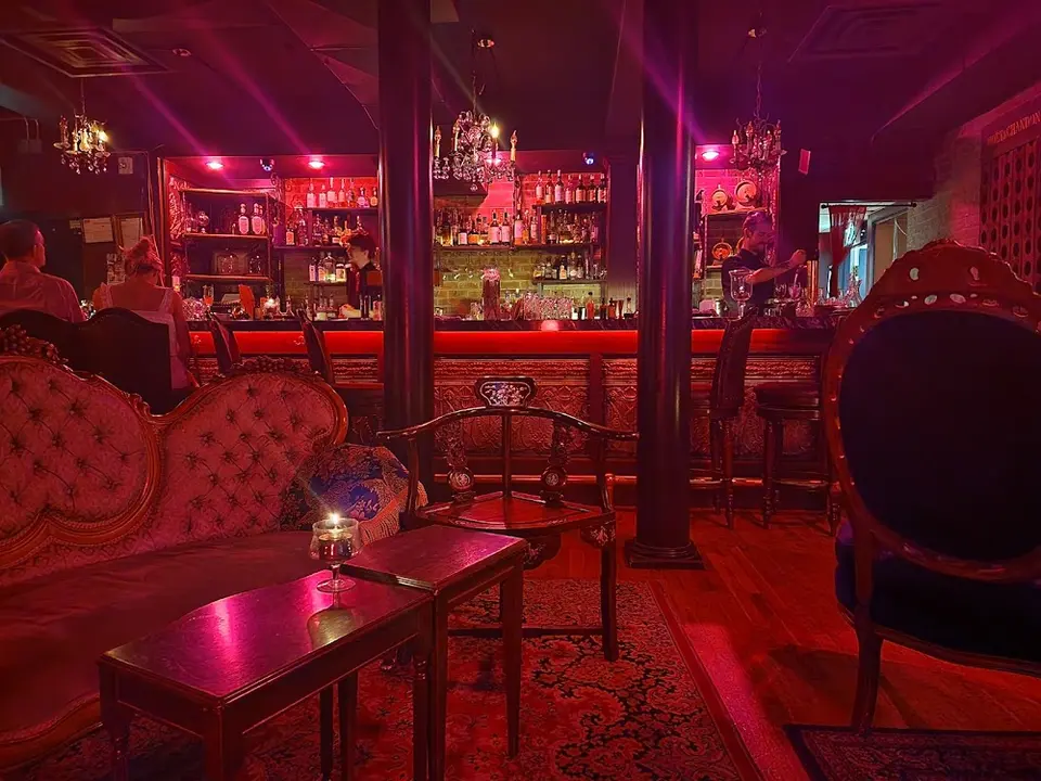 Betty Lou’s Library, bar in Calgary (photo 1)