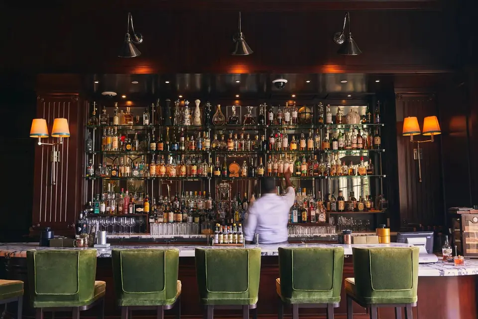Manor Bar, bar in Nassau (photo 1)