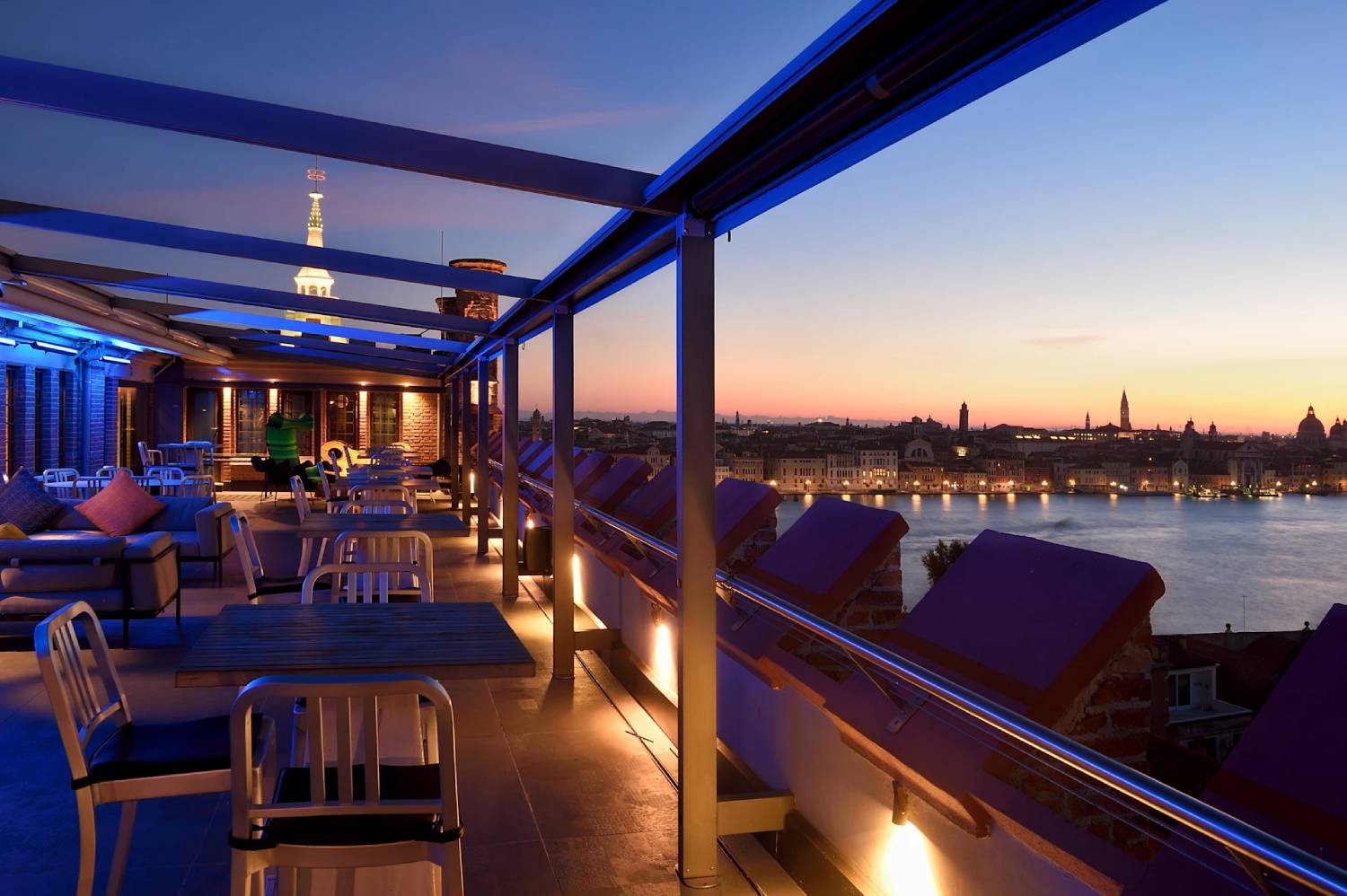 Skyline Rooftop Bar - Thumbnail 2
