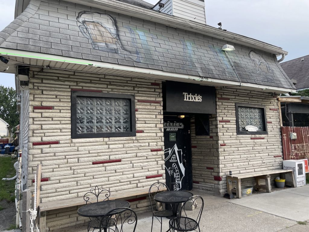 Trixie's Bar - Image 1