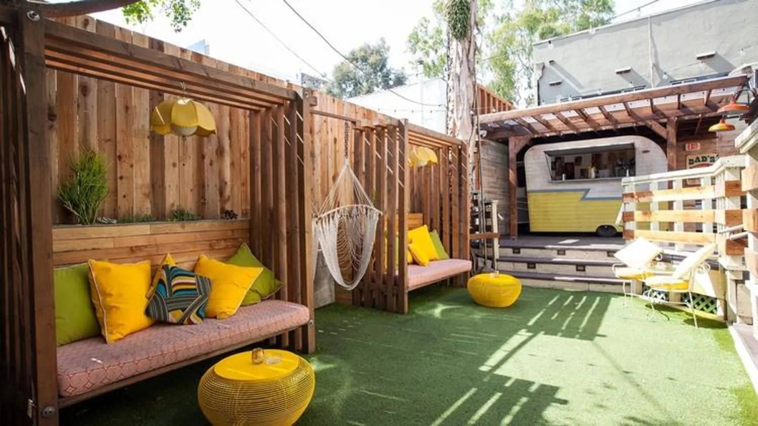 Good Times at Davey Wayne’s - Thumbnail 2