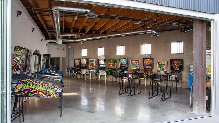 EightyTwo, bar in Los Angeles (photo 1)