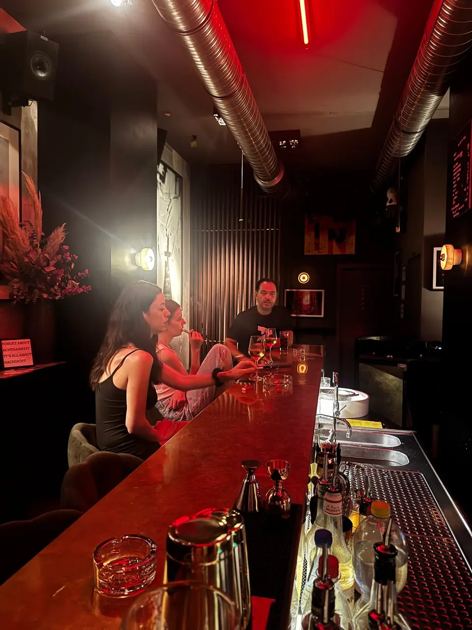 HIER WO DU STRAHLST, bar in Berlin (photo 1)