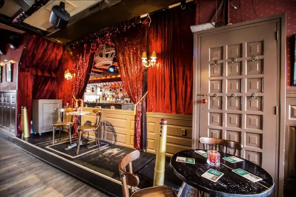 The Queen’s Head, bar in Amsterdam (photo 1)