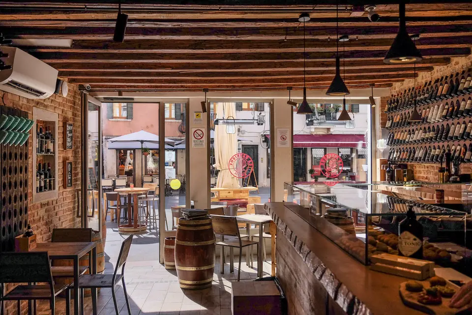 Retro Wine Bar, bar in Venice (photo 1)