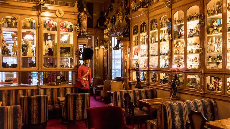 Pavilhão Chinês, bar in Lisbon (photo 1)