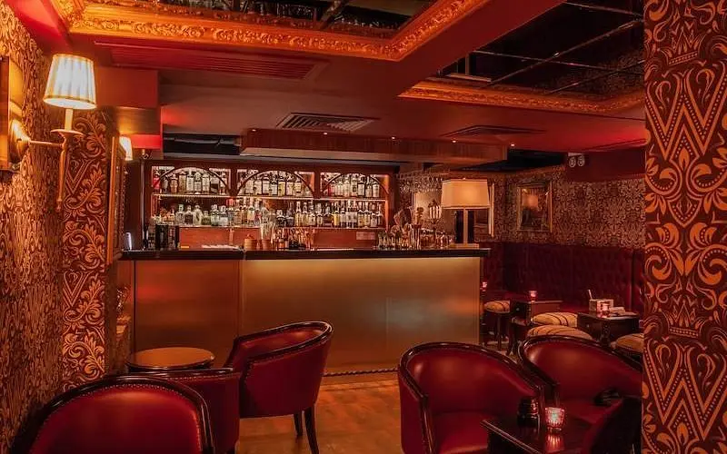 The Wise King, bar in Hong Kong (photo 1)