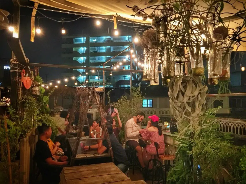 Wallflowers Cafe, bar in Bangkok (photo 1)