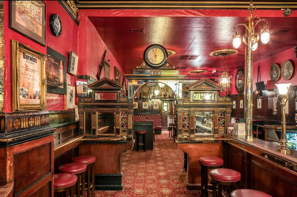 The Long Hall, bar in Dubai (photo 1)