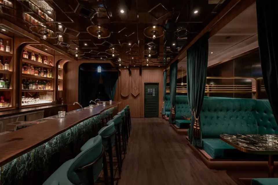 001, bar in Hong Kong (photo 1)